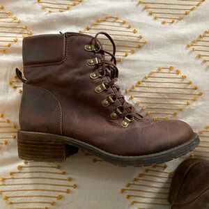 Military combat boot. Brown. Fur lining inside.